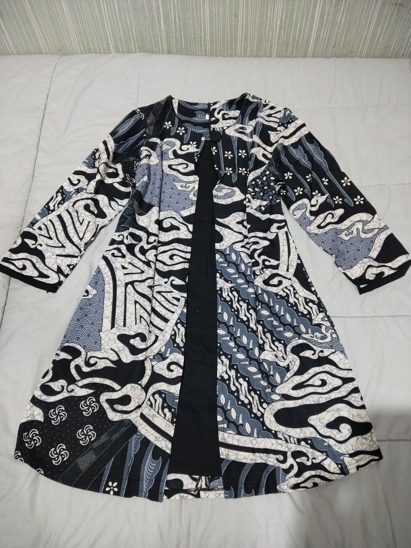 tunik batik katun (Kategori: Atasan) berada di Bogor. Dikirim oleh nalstuff (ID iklan 1447589073, Gambar 1). Deskripsi: 2x pemakaian, no minus lebar: 47 cm / ld: 94 cm panjang baju: 90 cm panjang lengan: 49 cm harga beli 200k.