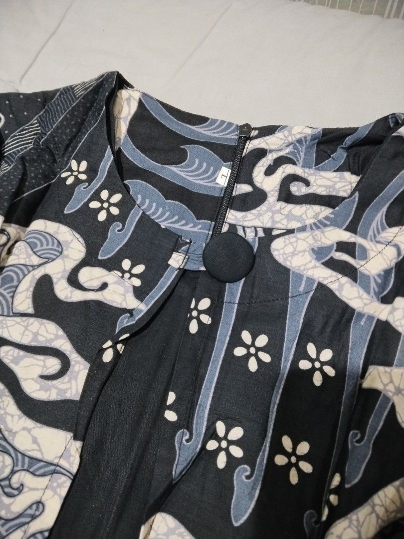 tunik batik katun (Kategori: Atasan) berada di Bogor. Dikirim oleh nalstuff (ID iklan 1447589073, Gambar 2). Deskripsi: 2x pemakaian, no minus lebar: 47 cm / ld: 94 cm panjang baju: 90 cm panjang lengan: 49 cm harga beli 200k.