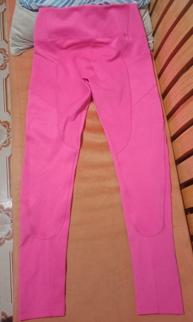 UNDER ARMOUR HEATGEAR LEGGINGS (Category: Other Bottoms) located in Bauko. Submitted by vayne123_turtle (Listing ID 1447641312, Image 3). Description: UNDER ARMOUR HEATGEAR LEGGINGS XL ON TAG, can fit to Large (CUT TAG).