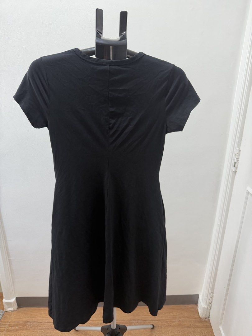 Uniqlo black dress (Category: Dresses) located in Mandaluyong City. Submitted by xcessxpress (Listing ID 1447485054, Image 2). Description: Uniqlo black dress size M.
