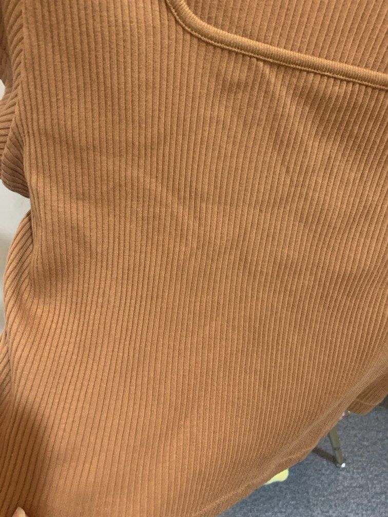 Uniqlo Square Neck Ribbed Crop Top (Category: Blouses) located in Bocaue. Submitted by gaille29 (Listing ID 1447591137, Image 3). Description: Worn once Fits M-XL.