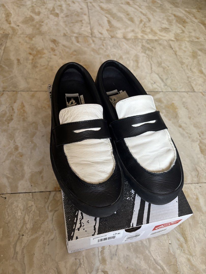 Vans Skate Loafer Black White (Category: Sneakers) located in Pasig City. Submitted by rigged_ (Listing ID 1447476842, Image 1). Description: - Vans Skate Loafer - Color: Black and White - Size: US Men's 7 - Includes: Original box.