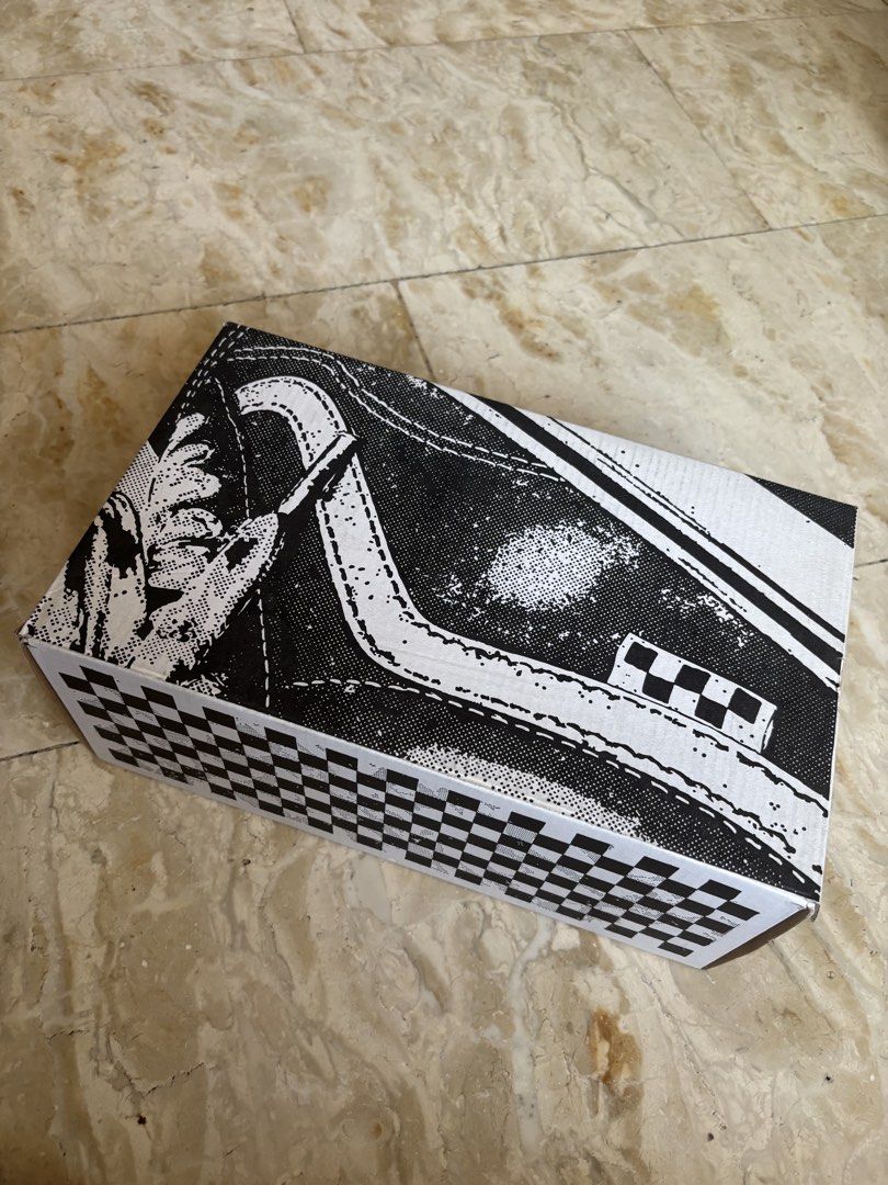 Vans Skate Loafer Black White (Category: Sneakers) located in Pasig City. Submitted by rigged_ (Listing ID 1447476842, Image 3). Description: - Vans Skate Loafer - Color: Black and White - Size: US Men's 7 - Includes: Original box.