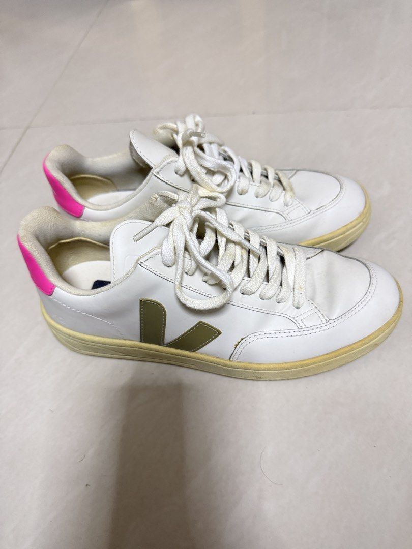 Veja （分類：波鞋）位於 Hong Kong。 由 gigi0111 提交（商品編號 1447643170，圖片 3）。簡介： 呢對Veja波鞋係經典百搭嘅白色款，配上灰色V字Logo同埋搶眼嘅螢光粉紅鞋尾，夠晒有個性鞋身係皮革，著落舒服又耐用 鞋帶和鞋邊有微黃 EU37碼 黃竹坑站交收，或者其他地方再傾。