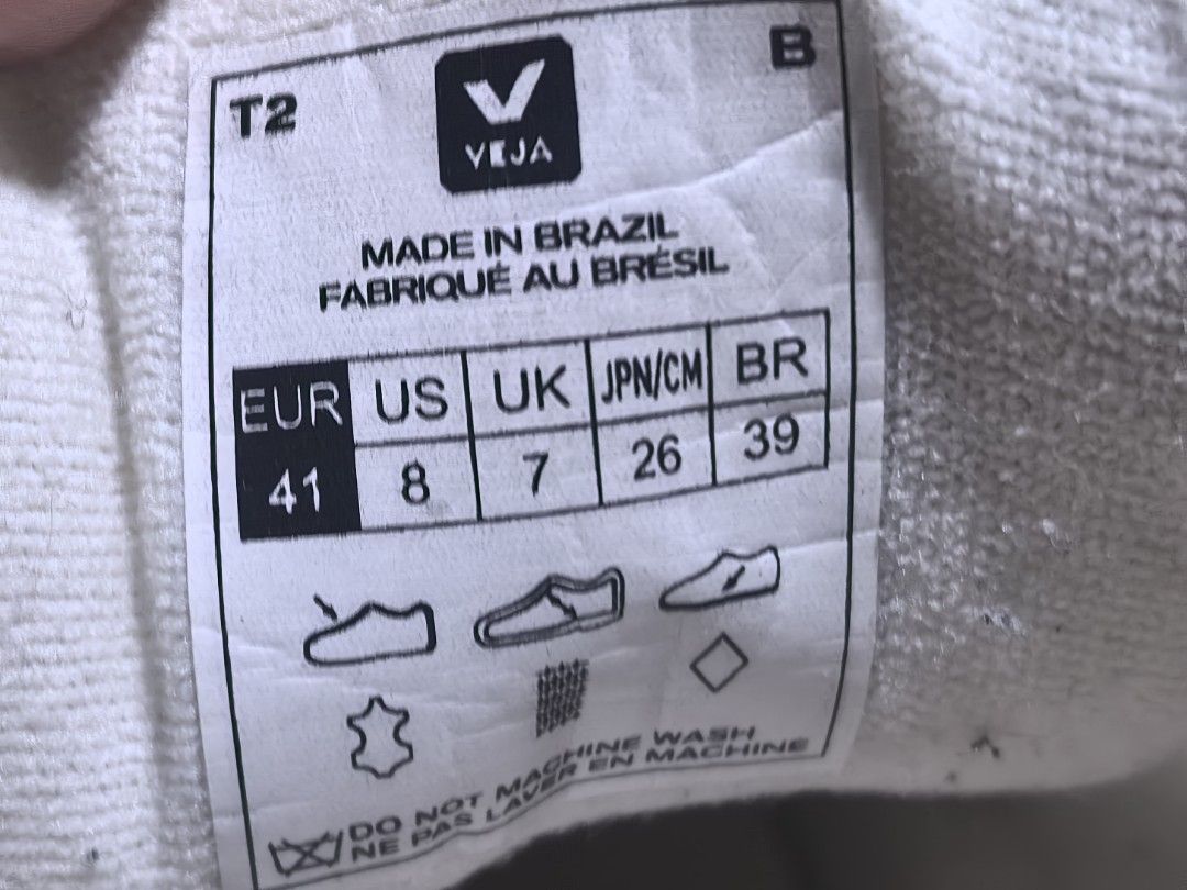 Veja Sneakers White Leather Grey Logo EU 41 (Category: Sneakers) located in Cagayan de Oro. Submitted by pootx (Listing ID 1447588020, Image 2). Description: - Brand: Veja - Color: White leather with grey logo details - Size: EU 41 (US 8, UK 7, JPN 26, BR 39) - Origin: Made in Brazil - Style: Classic low-top sneakers - Ideal for: Everyday wear.