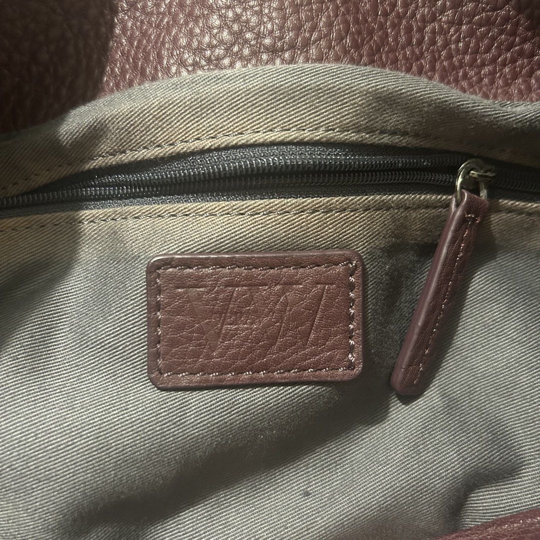 Vera Wang Hobo Bag in Wine (Category: Shoulder Bags) located in Taguig. Submitted by bedazzledph (Listing ID 1447561723, Image 3). Description: Vera Wang Hobo Bag in Wine ✅ Lightly used ✅ No issues ✅ 16 x 12 x 3”.