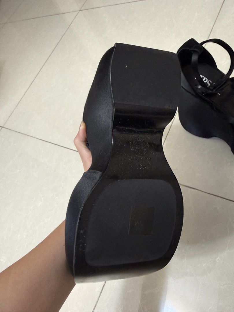 Versace platform heels （分類：高跟鞋）位於 Hong Kong。 由 tiffanycha_ 提交（商品編號 1447558821，圖片 2）。簡介： 。