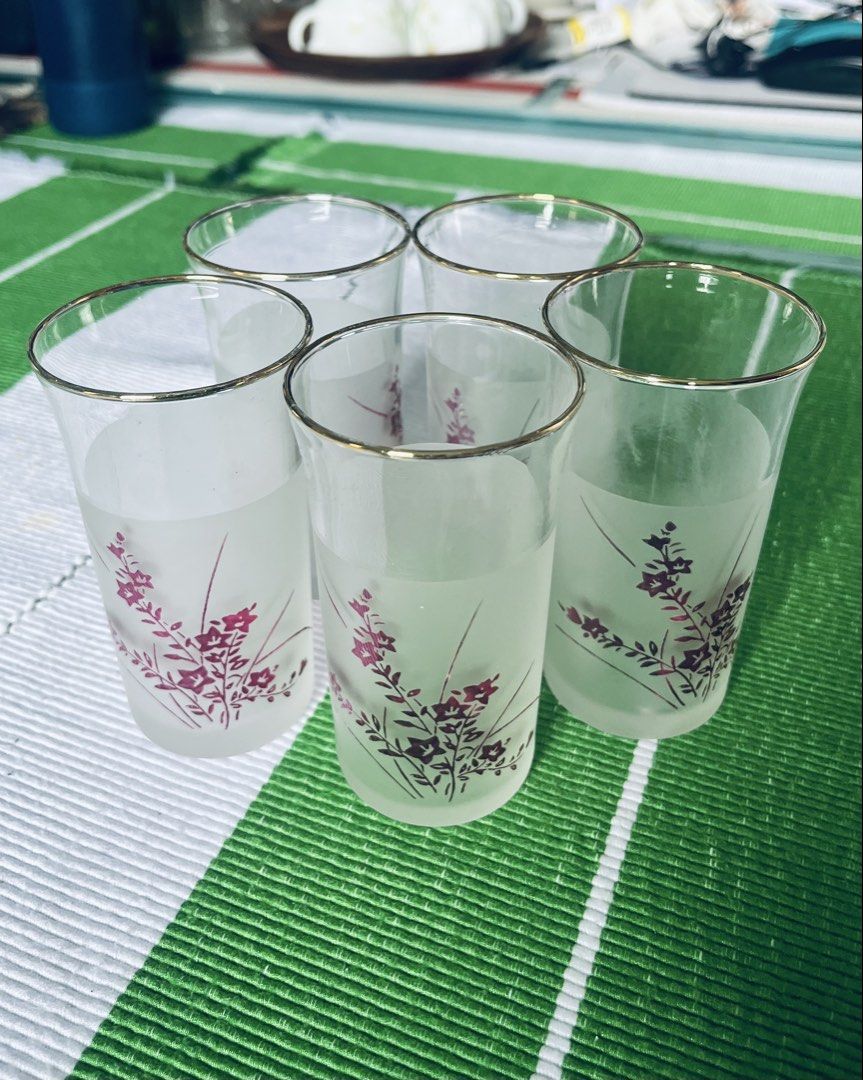 Vintage cocktail glasses (Category: Everything Else Others) located in Quezon City. Submitted by wacpon_061972 (Listing ID 1447497276, Image 1). Description: Vintage cocktail glasses.