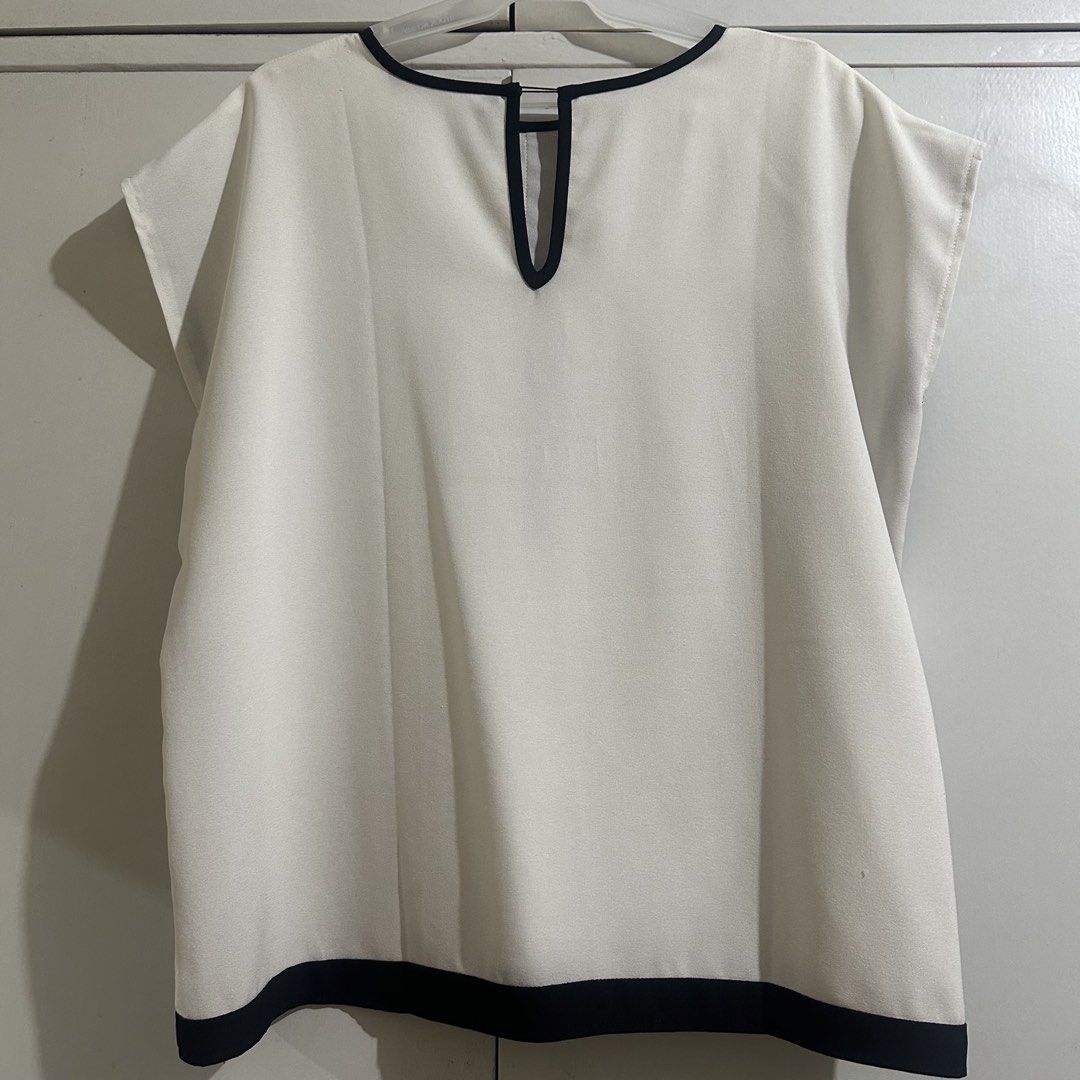 White Cap Sleeve Top with Black Trim (Category: Blouses) located in Mandaluyong City. Submitted by rosefran (Listing ID 1447576632, Image 2). Description: For Sale preloved White Cap Sleeve Top with Black Trim Size: Small Price: 150 RFS: decluttering 🧾Payment through GCash/Maya/Fund transfer BPI 📍Location: Mandaluyong 🤝 Can do meet ups in Shaw Center Mall or SM Cherry Shaw 🚚 Shipping to be paid and arranged by buyer 📩DM for more details.