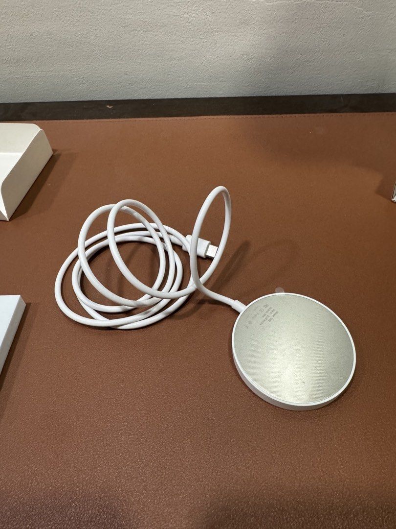 White Magnetic Charger with USB-C Cable (Category: Chargers & Cables) located in Manila. Submitted by kuroshirooreo (Listing ID 1447551639, Image 2). Description: - used only once - White round wireless charger - Includes white USB-C cable - Comes in original box with foam padding - Perfect for convenient wireless phone charging.