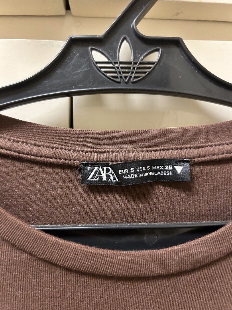 Zara Brown Long Sleeve Crop Top (Category: Longsleeves) located in Muntinlupa City. Submitted by caradb (Listing ID 1447653216, Image 2). Description: - Zara Brown Long Sleeve Crop Top - Size: S - Basic and versatile piece - Great for layering or wearing on its own - Made in Bangladesh.