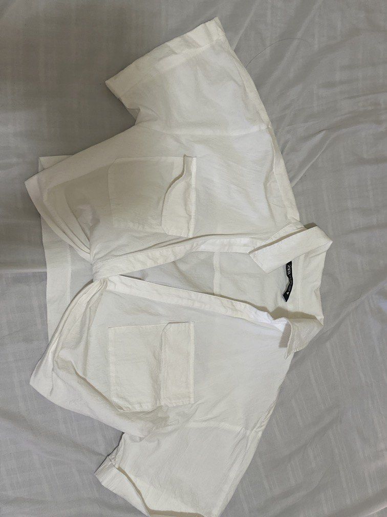 Zara Cropped Linen Polo (Category: Blouses) located in Bustos. Submitted by krjavier (Listing ID 1447470708, Image 2). Description: Small on tag but fits M With small stain (inside) See photos Super nice but not my style anymore.