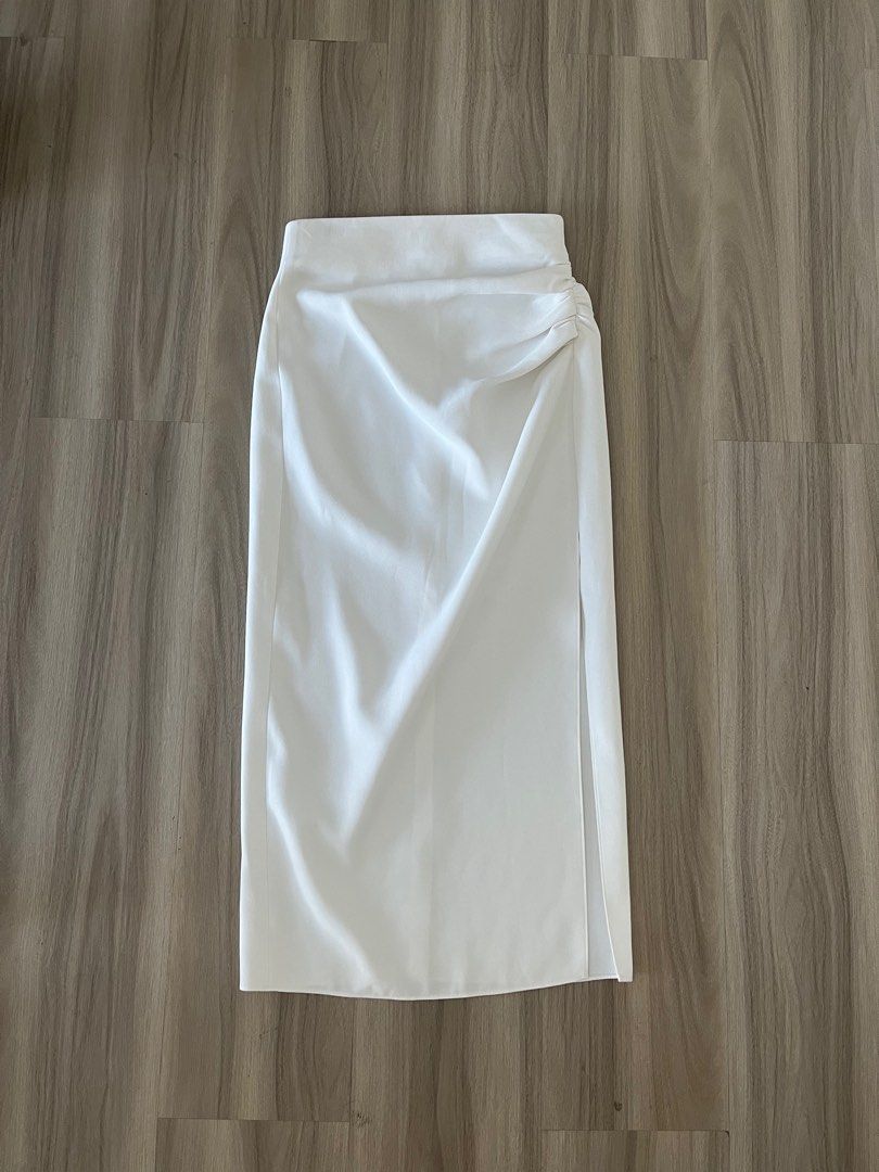 Zara White Midi Skirt Size S (Category: Skirts) located in Taguig. Submitted by prelovedcloset2 (Listing ID 1447490934, Image 1). Description: .