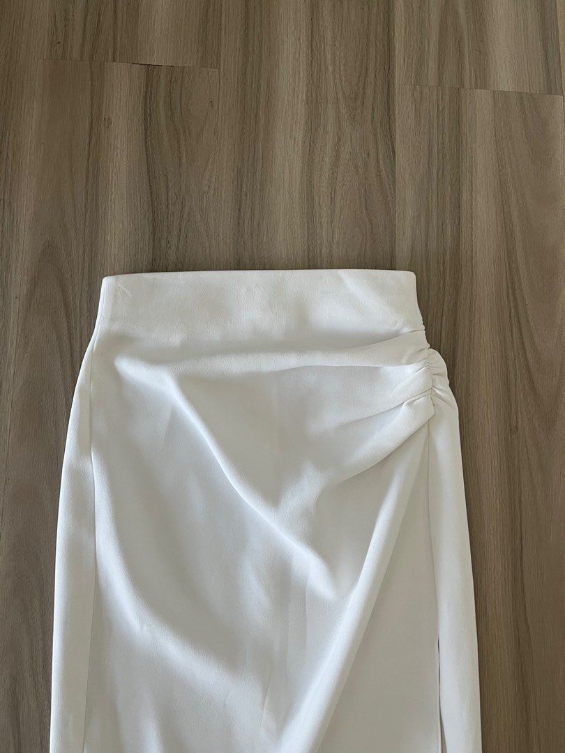 Zara White Midi Skirt Size S (Category: Skirts) located in Taguig. Submitted by prelovedcloset2 (Listing ID 1447490934, Image 2). Description: .