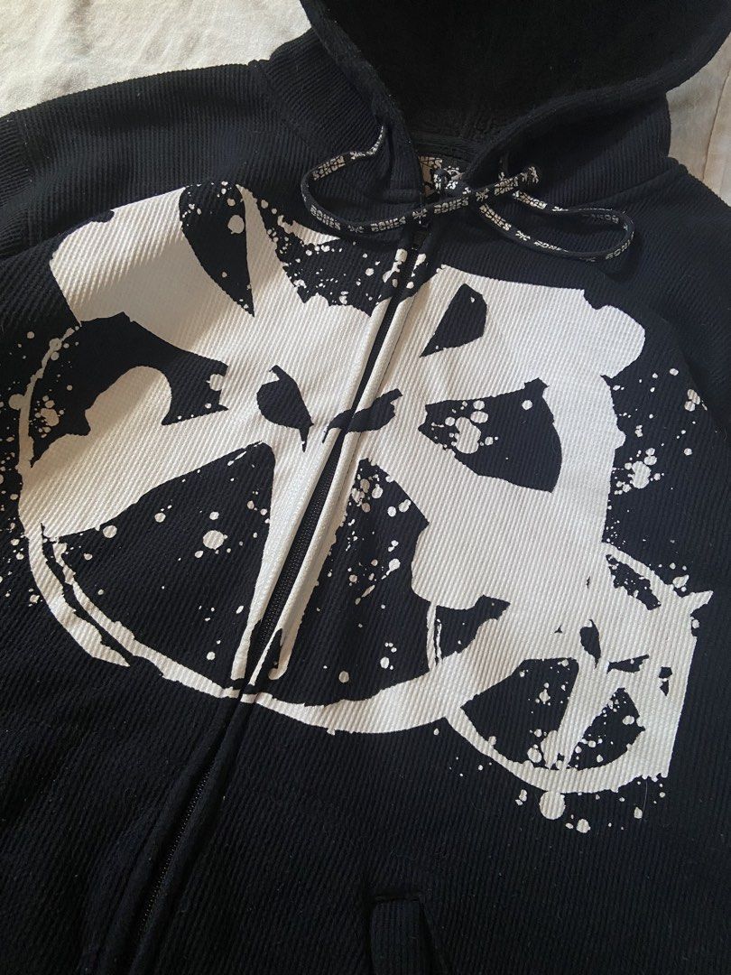 Zip up hoodie (Category: Hoodies) located in Antipolo. Submitted by casmiro (Listing ID 1447613350, Image 2). Description: .