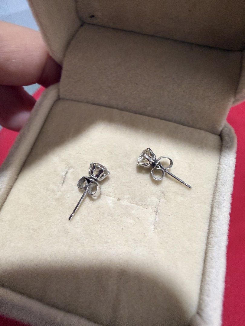 0.60ct Natural Diamond Earrings PT900 Setting (Category: Earrings) located in Cebu City. Submitted by preloveditemscloset (Listing ID 1447712578, Image 3). Description: - Total 0.60ct natural diamonds - Round brilliant cut - Setting: Platinum PT900 - Locks: 18k white gold - Includes certificate and box - Total weight: 0.6g - Payment first policy - Buyer pays shipping .