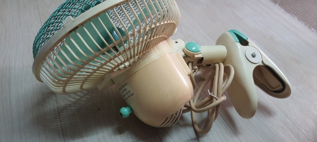 小型風扇 （分類：其他家庭電器）位於 Hong Kong。 由 Popo712 提交（商品編號 1447691438，圖片 3）。簡介： 可正常使用及旋轉，可夾係枱。