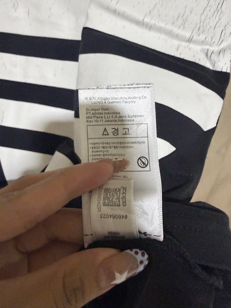 Adidas Trefoil Logo (Category: Tshirts & Polo Shirts ) located in Mabalacat. Submitted by leyxzz_declutter (Listing ID 1447824522, Image 3). Description: - Black Adidas T-shirt - Iconic white Trefoil logo - Size: fits S to M - issue crack prints - color 8/10 RFS: DECLUTTERING SLIGHTLY NEGOTIABLE .
