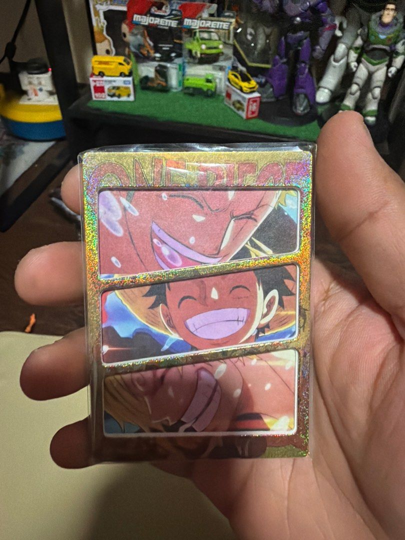 Assorted characters card (Category: Raw Cards) located in Singapore. Submitted by safemoon-a78a (Listing ID 1447787421, Image 2). Description: - Collection of One Piece trading cards - Features characters like Luffy, Hancock, and more - Some cards have special designs and borders - All cards are kept in protective sleeves - Ideal for One Piece fans and collectors OFFER ME YOUR PRICE FOR ALL. METAL BROOKS HAVE ABIT OF YELLOWISH NOT FOR FUSSY.