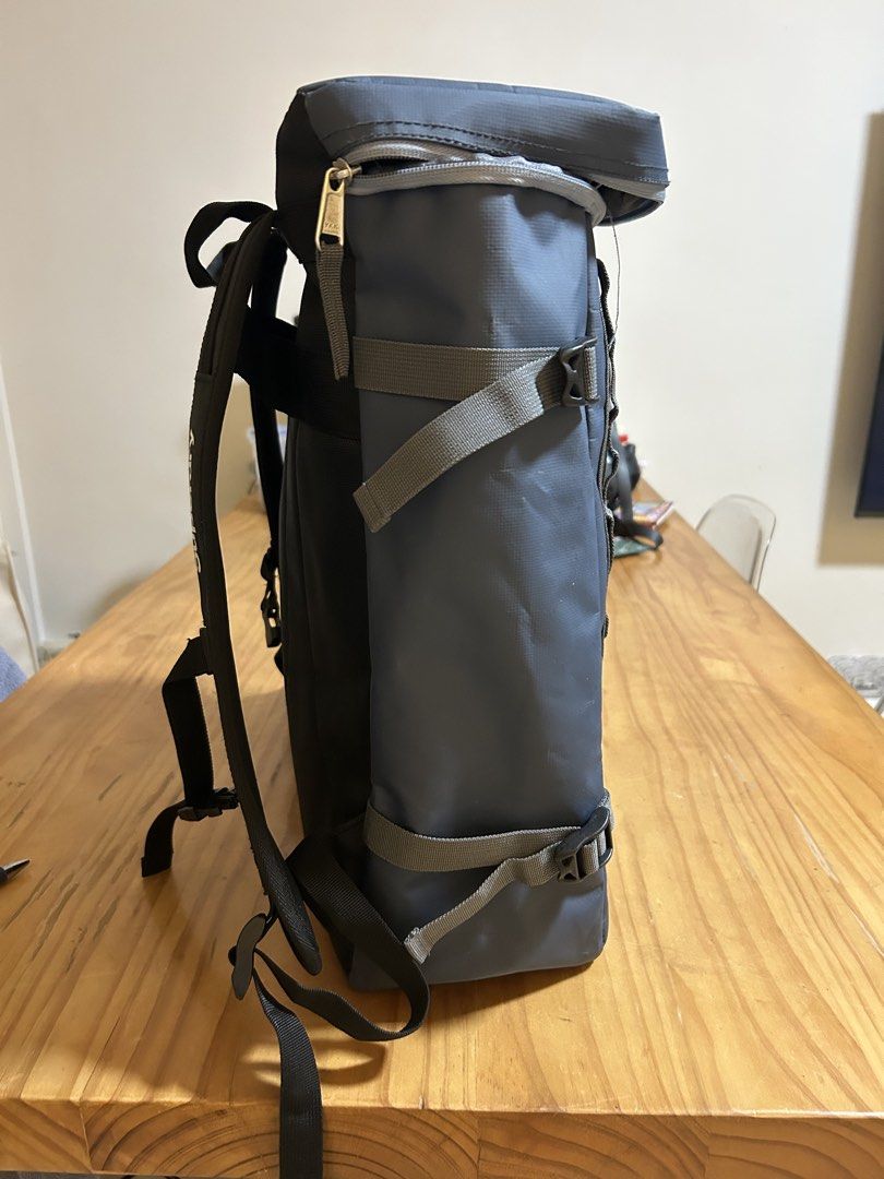 Backpack (Category: Backpacks) located in Singapore. Submitted by whowhoooo (Listing ID 1447812526, Image 6). Description: U paid what u get and clearing off too many bags .