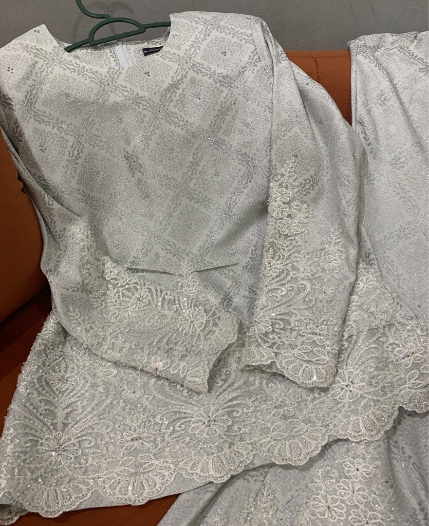 Baju Songket Tenun Nikah Tunang Mini Kurung XS S Baju Kahwin Pengantin Songket Klasik Lace Manik (Category: Baju Kurung & sets) located in Kangar. Submitted by RAATOO (Listing ID 1447705632, Image 3). Description: Baju Songket Nikah atau Tunang Material songket tenun benang silver (warna offwhite dan silver) Mini kurung kain duyung Ada add on beaded lace di hujung lengan, baju dan kain Ada add on batu diamond swarovski di baju dan kain Sesuai pak