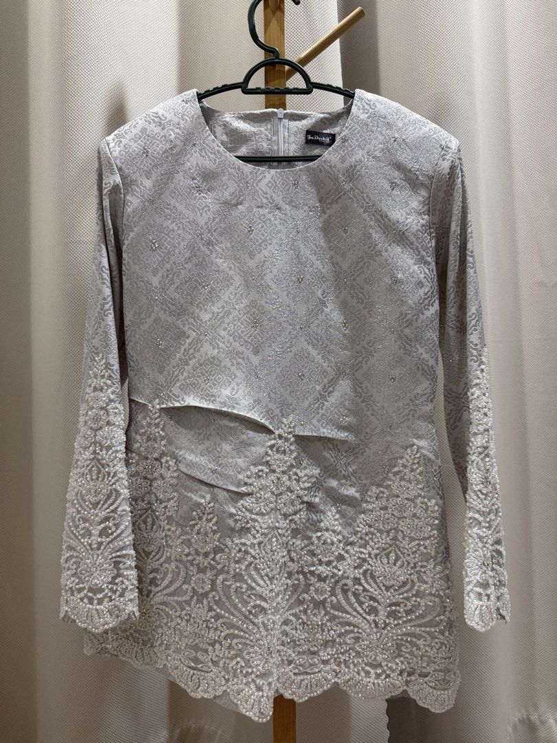Baju Songket Tenun Nikah Tunang Mini Kurung XS S Baju Kahwin Pengantin Songket Klasik Lace Manik (Category: Baju Kurung & sets) located in Kangar. Submitted by RAATOO (Listing ID 1447705632, Image 2). Description: Baju Songket Nikah atau Tunang Material songket tenun benang silver (warna offwhite dan silver) Mini kurung kain duyung Ada add on beaded lace di hujung lengan, baju dan kain Ada add on batu diamond swarovski di baju dan kain Sesuai pak