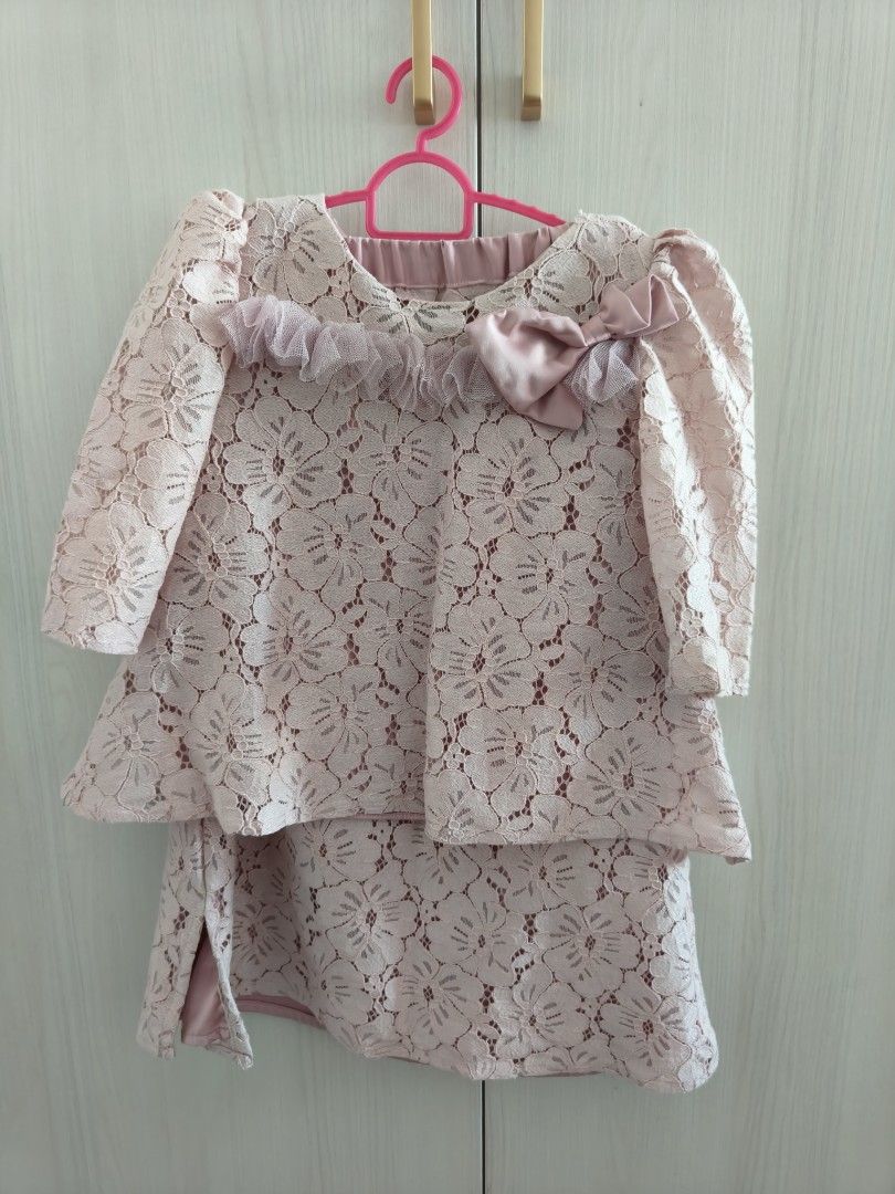 Bbd (Category: Babies & Kids Fashion) located in Tuaran. Submitted by sanmaa (Listing ID 1447746777, Image 3). Description: Brand belle babies design colour soft pink ada dua size nk letgo size 4y size 9-10y Rm60 sehelai.