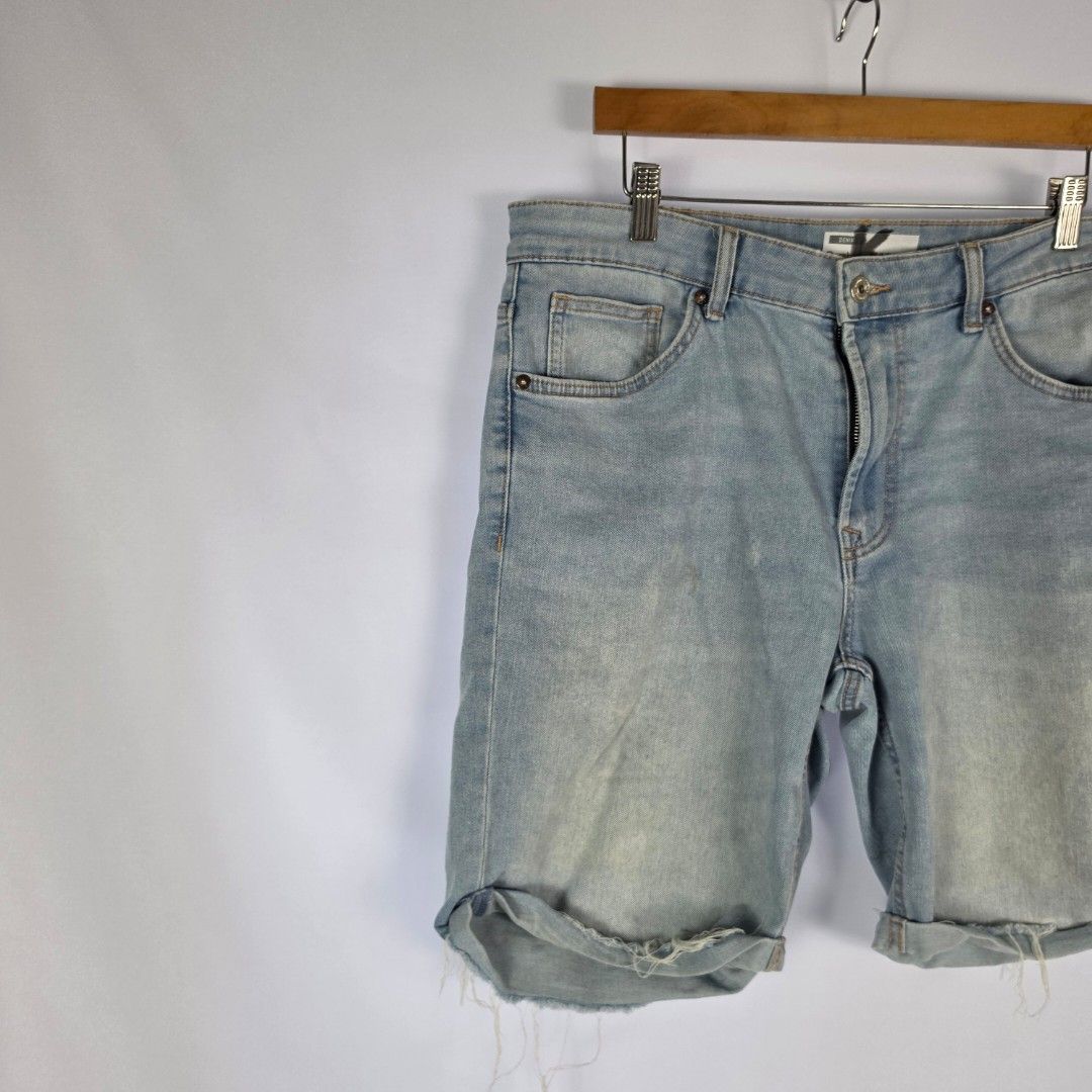 Bershka Light Wash Denim Short (Category: Shorts) located in Pasig City. Submitted by driplocale (Listing ID 1447809060, Image 3). Description: Bershka Light Wash Denim Short Condition 9/10 Issue stain seen on last pic Waistline 34inches Length (Outseam): 19inches.
