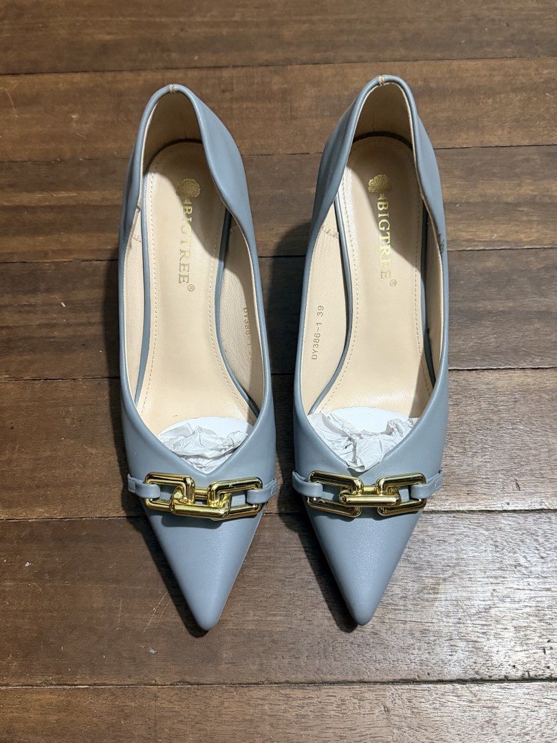 BIGTREE Light Blue Chain Detail Pointed Toe Heels Size 39 (Category: Heels) located in Quezon City. Submitted by forever_chic (Listing ID 1447803943, Image 1). Description: - Light blue pointed toe heels - Brand: BIGTREE - Size: 39 - Features a stylish gold chain detail across the front - Ideal for dressing up any outfit BEST FITS 24.5cm Foot Length Bought for ₱1,042 RFS: Not using anymore MOP: Bank Transfer Payment upon pickup of Lalamove Quezon