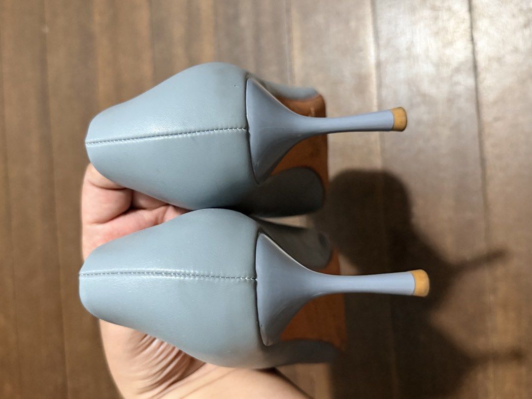 BIGTREE Light Blue Chain Detail Pointed Toe Heels Size 39 (Category: Heels) located in Quezon City. Submitted by forever_chic (Listing ID 1447803943, Image 3). Description: - Light blue pointed toe heels - Brand: BIGTREE - Size: 39 - Features a stylish gold chain detail across the front - Ideal for dressing up any outfit BEST FITS 24.5cm Foot Length Bought for ₱1,042 RFS: Not using anymore MOP: Bank Transfer Payment upon pickup of Lalamove Quezon