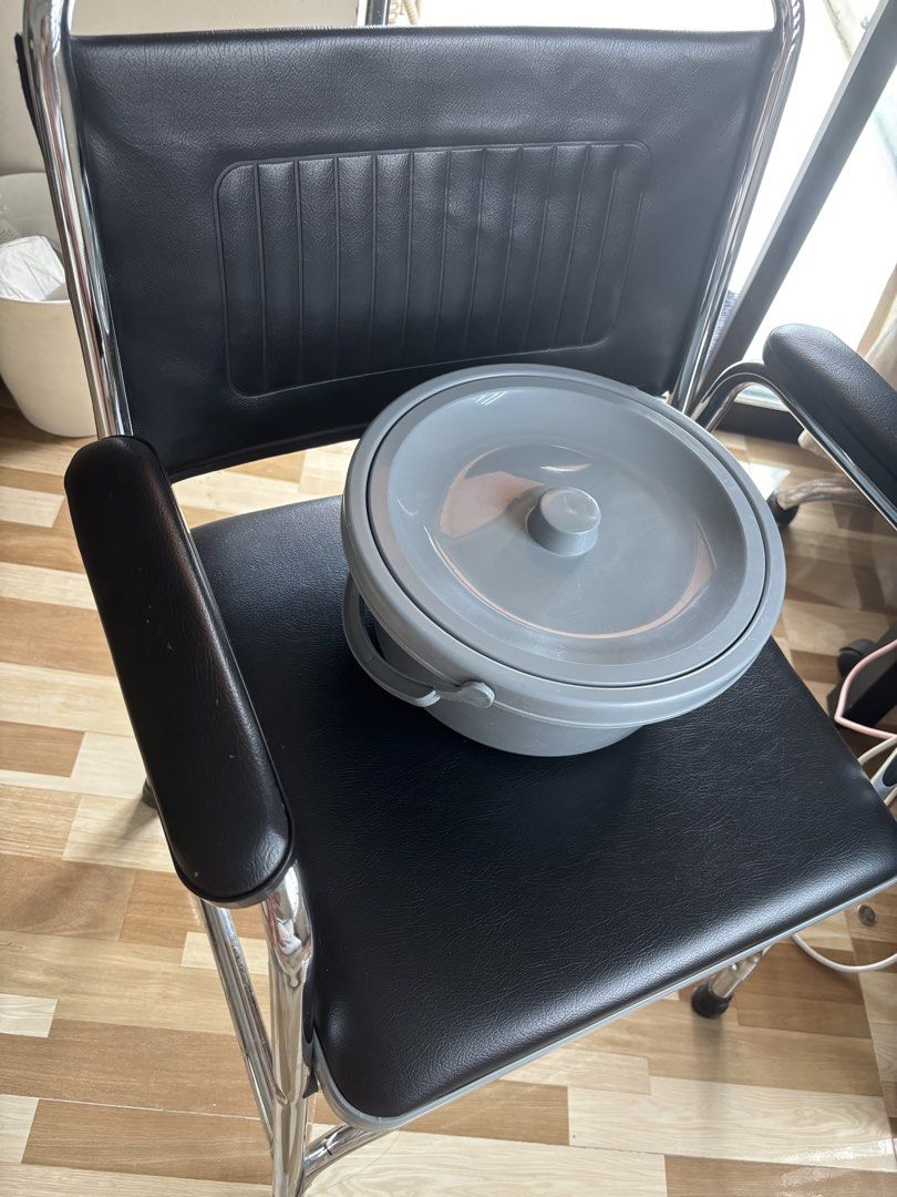 Black Commode Pail with Lid (Category: Medical Supplies & Tools) located in Cainta. Submitted by sarisari_online2020 (Listing ID 1447761222, Image 1). Description: - black color commode pail with lid - Features a handle for easy carrying - Portable and convenient for personal care needs - Suitable for use with wheelchairs or chairs - Easy to clean and store.