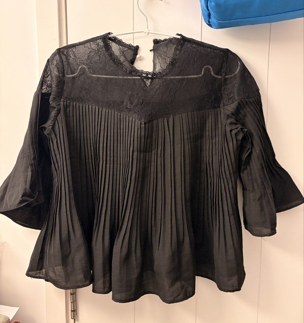 Black Lace Pleated Bell Sleeve Blouse （分類：襯衫）位於 Hong Kong。 由 ladybeee 提交（商品編號 1447865564，圖片 1）。簡介： Black blouse with lace detail on the shoulders and neckline. Features a V-neck detail and a pleated front. Bell sleeves, three-quarter length. Great for dressing up or down.。