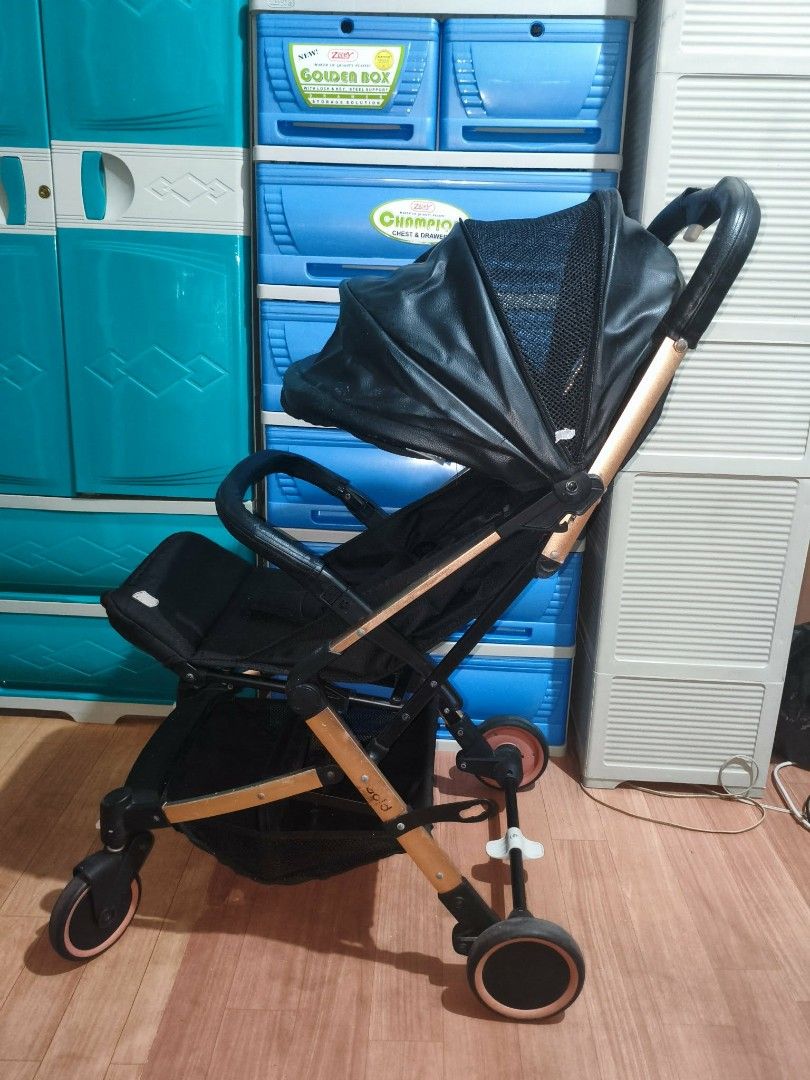 Black Lightweight Stroller with Rose Gold Accents (Category: Strollers) located in Muntinlupa City. Submitted by kimvergelrocha (Listing ID 1447862788, Image 3). Description: For sale only Akeeva Esmio Gold Stroller Price: 2199 Location: Muntinlupa City Condition: 8/10.