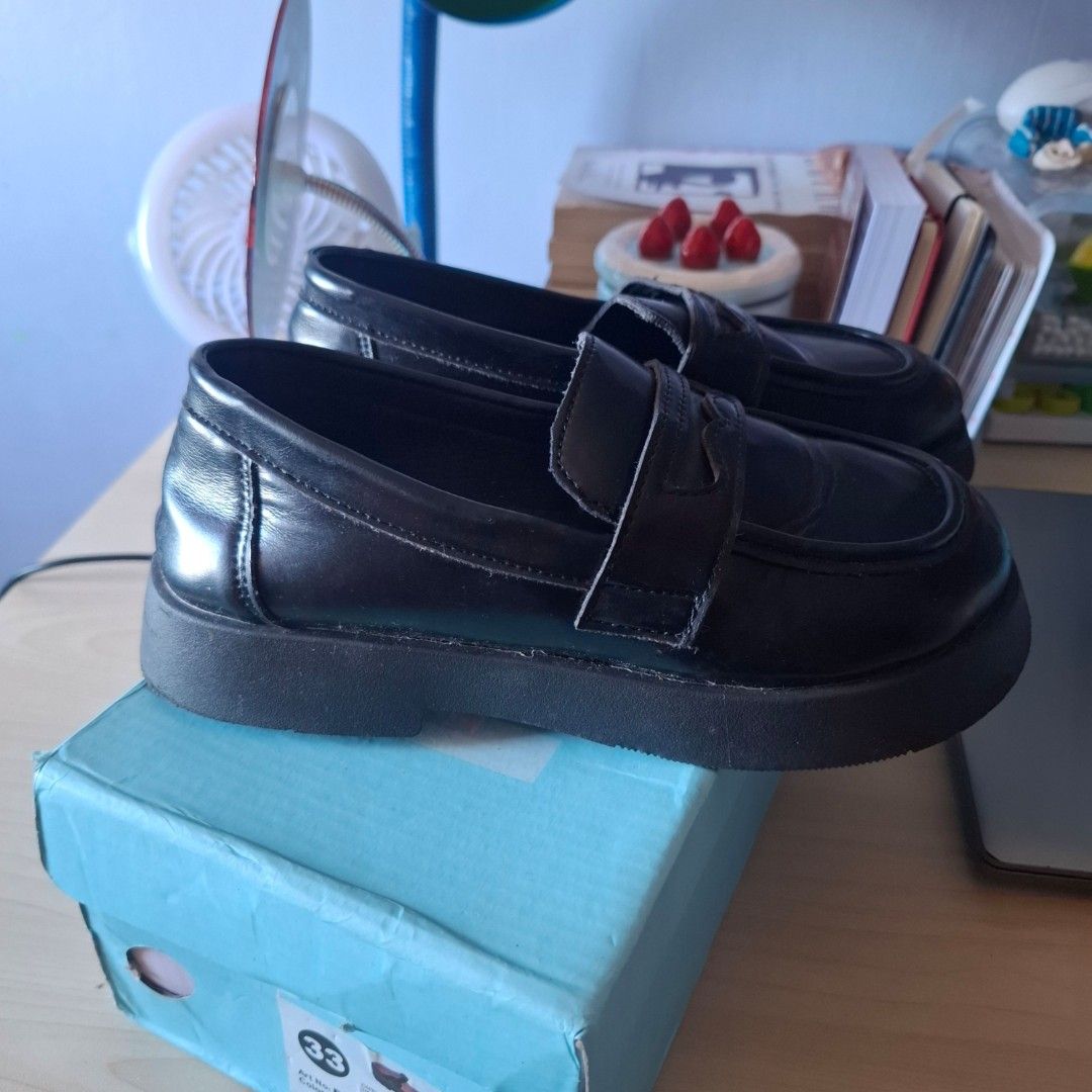 Black Platform Loafers - 20cm insole size 34 (Category: Loafers) located in Quezon City. Submitted by ana-chan (Listing ID 1447680637, Image 3). Description: Platform loafers. Classic penny loafer style, great for school or casual wear. Used for 2mos..