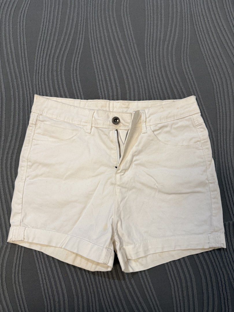 BNY Jeans White Denim Shorts (Category: Shorts) located in Arayat. Submitted by decluk8 (Listing ID 1447877734, Image 1). Description: Size: 27 Color: White High-waist short Needs washing .
