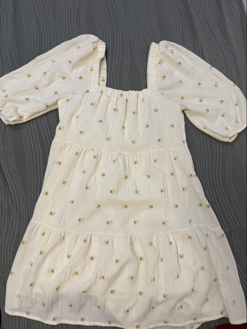 Bubble Sleeve Square Neck Dress (Category: Dresses) located in Arayat. Submitted by decluk8 (Listing ID 1447880966, Image 2). Description: Freesize Used twice.