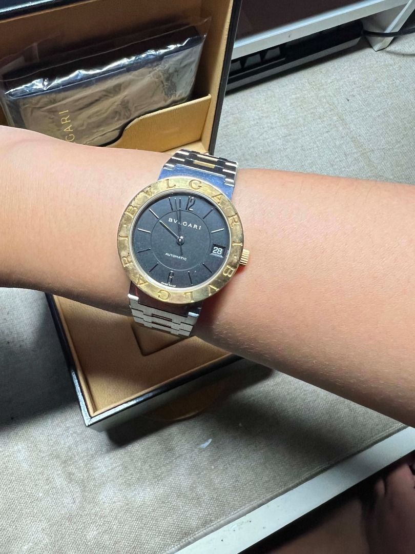 BVLGARI BB33 SG AUTO (Category: Luxury Watches) located in Calamba. Submitted by jhuneeeeeel (Listing ID 1447788953, Image 3). Description: Original BVLGARI Automatic Watch 33mm Automatic Timepiece 18k yellow gold Blue sunburst dial Original box & authenticity card included Presented in pristine condition Negotiable! OFFER LANG KAYO 🙂 PWEDE SWAP SA NMAX, PCX , ADV OR AEROX Meetup: Sm Santa rosa & Sm Calamba.
