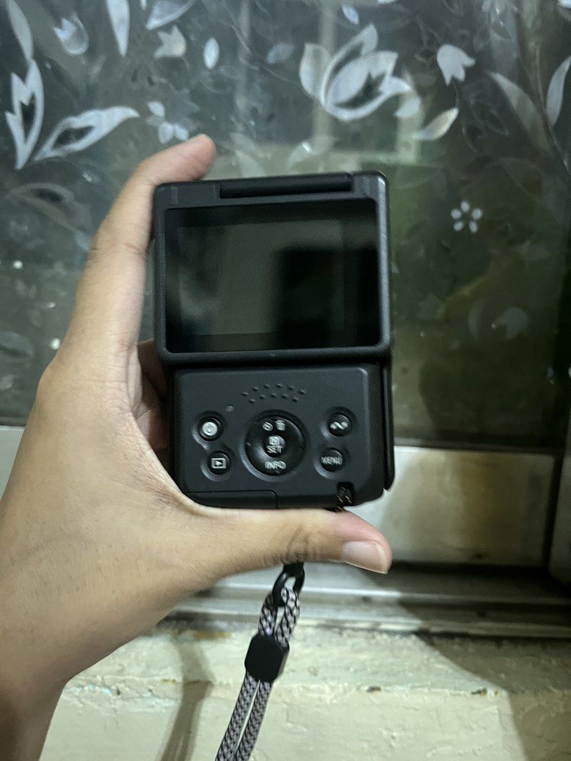 Canon Powershot V10 (Category: Cameras) located in Manila. Submitted by happyowl_5da011 (Listing ID 1447878520, Image 3). Description: - Canon powershot V10 - Color: Black - 2-in-1 functionality: Capture photos - Flip-up screen for easy selfies - Includes wrist strap - Ideal for on-the-go memory making.