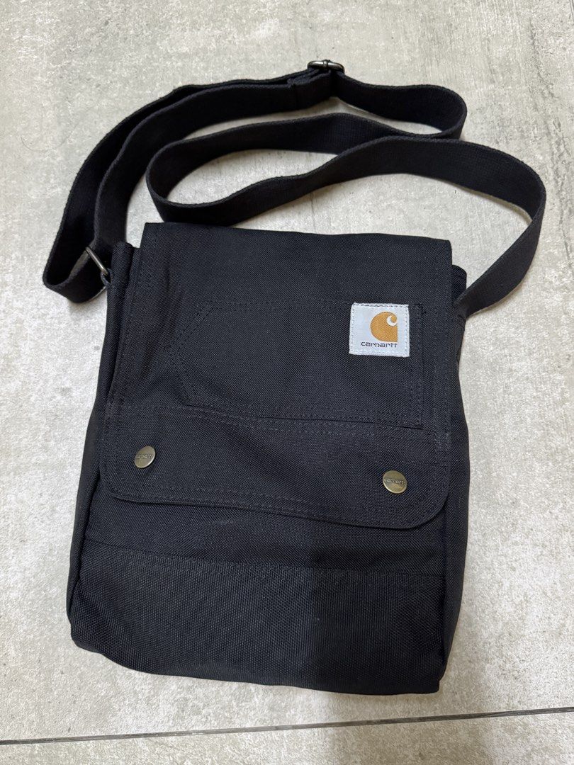 Carhartt Crossbody Sling Bag (Category: Sling Bags) located in Jenjarom. Submitted by hunter.69 (Listing ID 1447789771, Image 1). Description: - Carhartt crossbody sling bag - Black canvas material - Front flap with snap closures - Adjustable strap for comfortable wear - Ideal for everyday use.