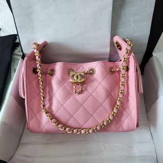 (Category: ) located in . Submitted by all.thingsluxe (Listing ID 1433676646, Image 1). Description: .