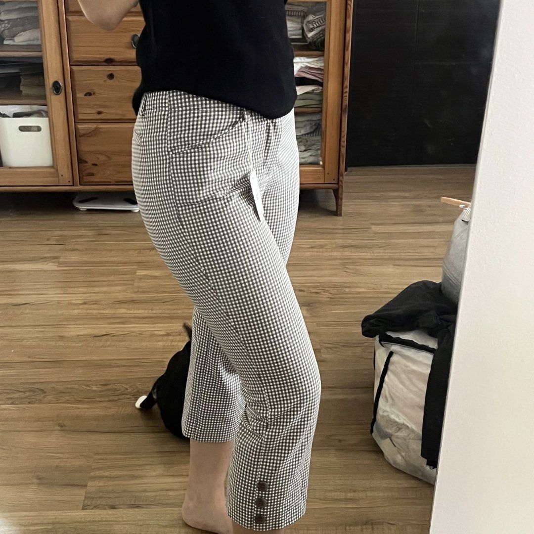 Checkered Capris Pants with Button Detail (Category: Other Bottoms) located in Manila. Submitted by maechann (Listing ID 1447716523, Image 3). Description: - Adorable checkered cropped pants - Small houndstooth or gingham pattern - Button detail on the hem of both legs - Versatile for casual or slightly dressed-up looks 26-27W .