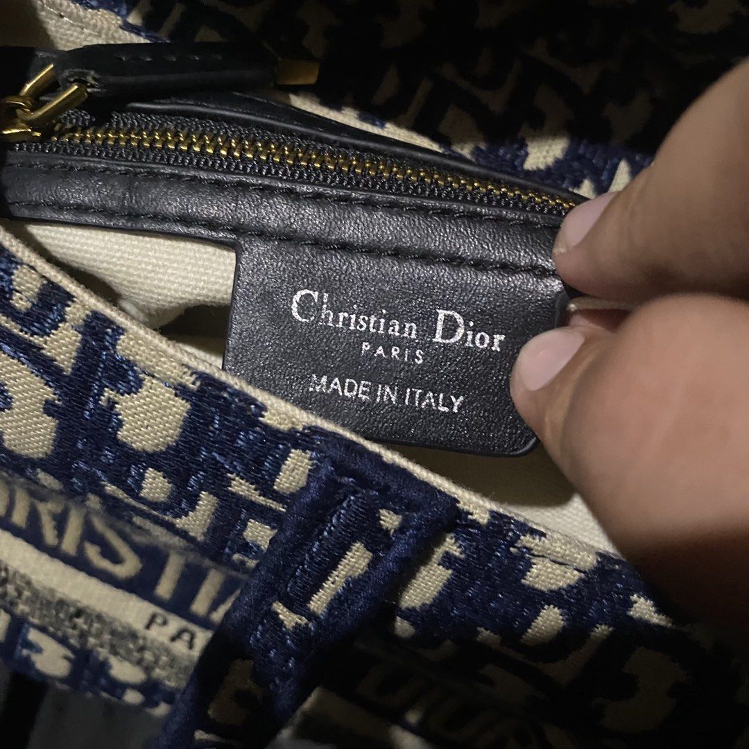 Christian Dior Oblique Saddle Bag (Category: Luxury Bags & Wallets) located in Iloilo. Submitted by .dresshttps (Listing ID 1447831690, Image 3). Description: Excellent Sign of used Missing Emblem .