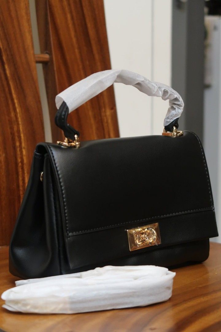 C&K Chainstrap top-handle bag (Category: Cross-body Bags) located in Makati City. Submitted by krishtyle (Listing ID 1447742680, Image 3). Description: Remaining on-hand items nalang po ito. Actual photos posted. 650 each nalang po 📍Makati Gcash payment Can do lalamove around Metro Manila SF shouldered by the buyer Thank you!😊💕.
