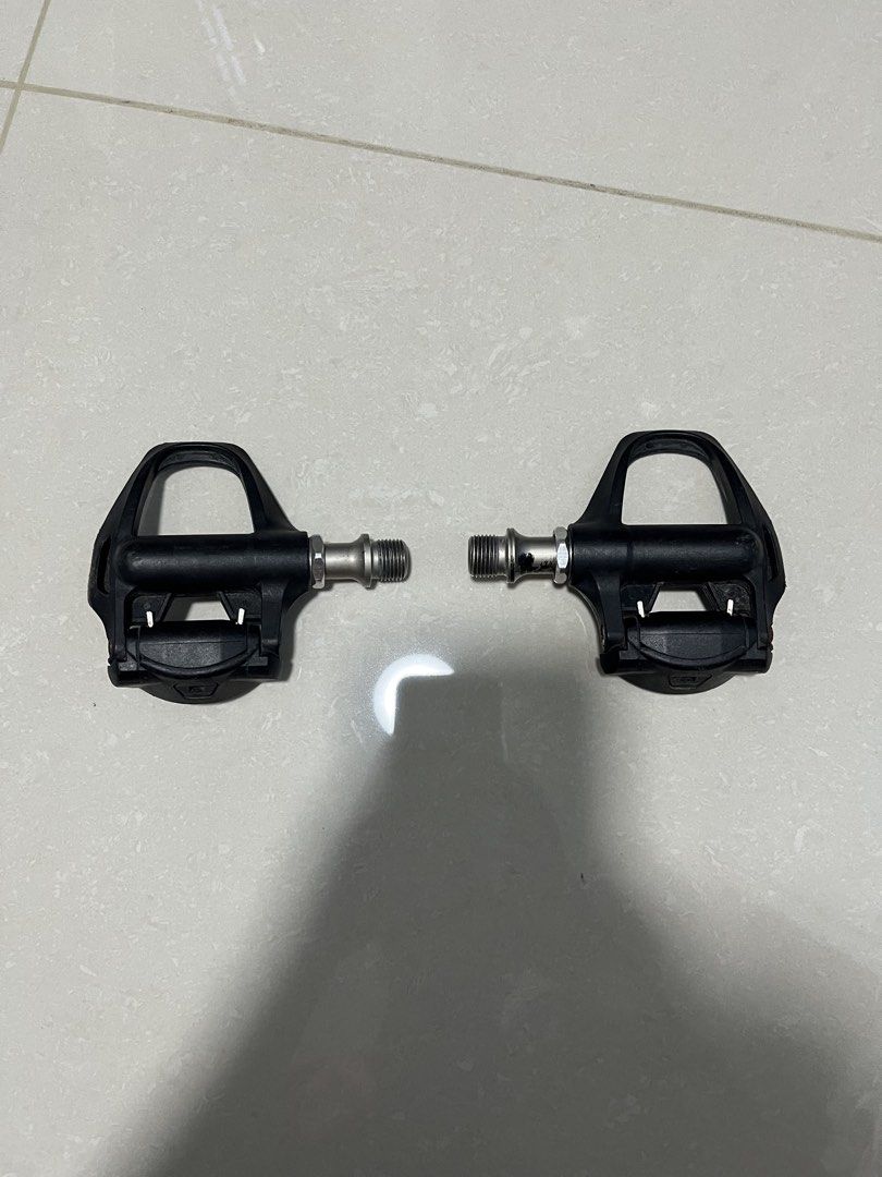 Clipless pedals (Category: Parts & Accessories) located in Singapore. Submitted by hi_byeokok61 (Listing ID 1447698713, Image 2). Description: clipless pedals for fixies/track/rb pedals have some scuffs here and there but does not affect riding looking for $30 cash only and collect at woodleigh mrt.