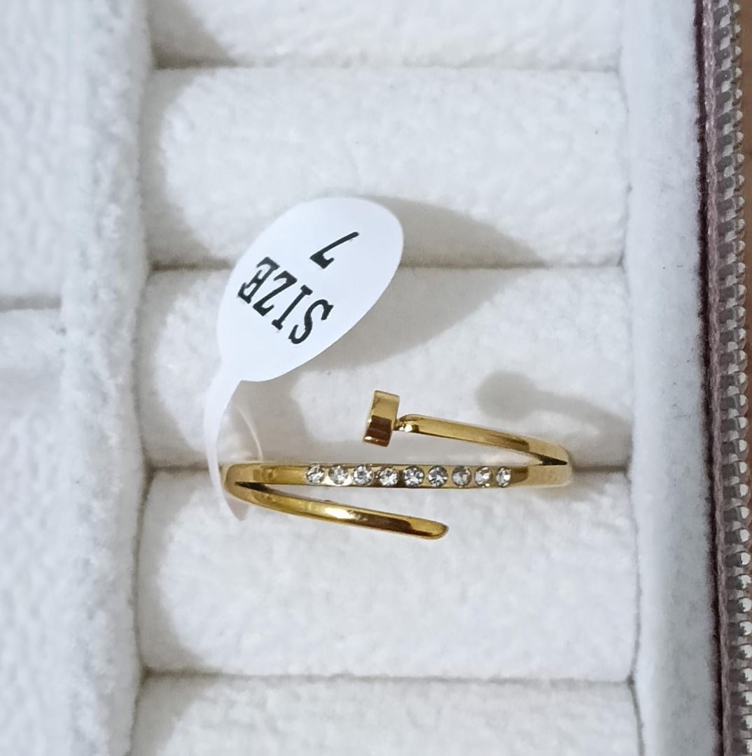 Clou Zircone Ring (Kategori: Perhiasan Wanita) berada di Pamulang. Dikirim oleh rumahtalitha (ID iklan 1447827622, Gambar 3). Deskripsi: Crafted in 18k gold stainless steel, this ring reimagines an ordinary nail as a bold, sculptural jewel. The sleek, coiled design wraps the finger, accented with cubic zirconia along the nail head. Iconic and modern. Material: Stainless Steel Color: Gold Size: 7 ▫️18K gold-plated ▫️High-quality cubic zirconia and