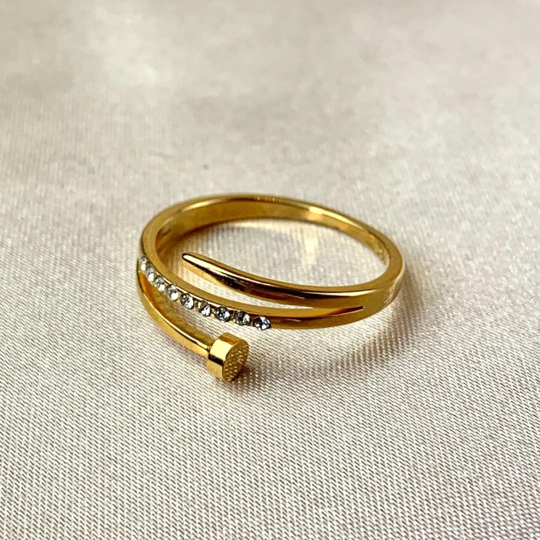 Clou Zircone Ring (Kategori: Perhiasan Wanita) berada di Pamulang. Dikirim oleh rumahtalitha (ID iklan 1447827622, Gambar 1). Deskripsi: Crafted in 18k gold stainless steel, this ring reimagines an ordinary nail as a bold, sculptural jewel. The sleek, coiled design wraps the finger, accented with cubic zirconia along the nail head. Iconic and modern. Material: Stainless Steel Color: Gold Size: 7 ▫️18K gold-plated ▫️High-quality cubic zirconia and