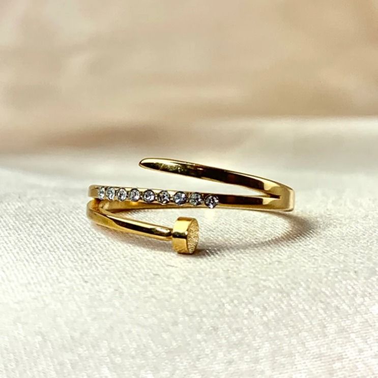 Clou Zircone Ring (Kategori: Perhiasan Wanita) berada di Pamulang. Dikirim oleh rumahtalitha (ID iklan 1447827622, Gambar 2). Deskripsi: Crafted in 18k gold stainless steel, this ring reimagines an ordinary nail as a bold, sculptural jewel. The sleek, coiled design wraps the finger, accented with cubic zirconia along the nail head. Iconic and modern. Material: Stainless Steel Color: Gold Size: 7 ▫️18K gold-plated ▫️High-quality cubic zirconia and
