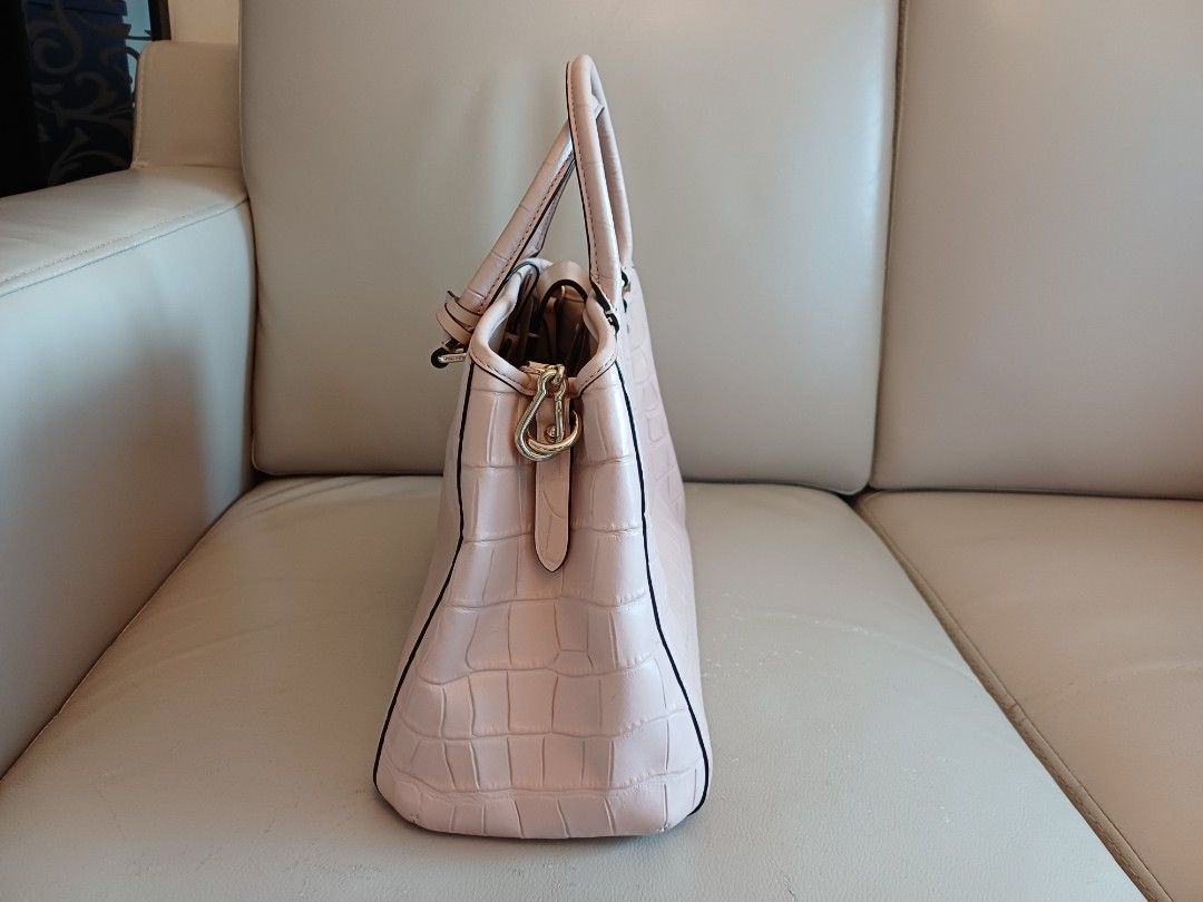 COACH （分類：手拿包）位於 Hong Kong。 由 victorkwk-40982 提交（商品編號 1447847844，圖片 3）。簡介： Coach 手袋, 太太自用品 執衣櫃空間放售, 保存良好。
