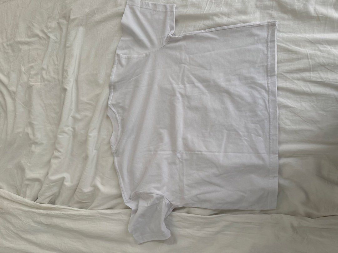 CONCEIT White Boxy Cropped T-Shirt Size S (Category: Tshirts & Polo Shirts ) located in Quezon City. Submitted by enchongsarchives (Listing ID 1447737635, Image 3). Description: - Brand: CONCEIT - Color: White - Style: Basic T-shirt - Fit: Good for everyday wear, simple and clean design - Size: S - Condition: Please check photos for details.