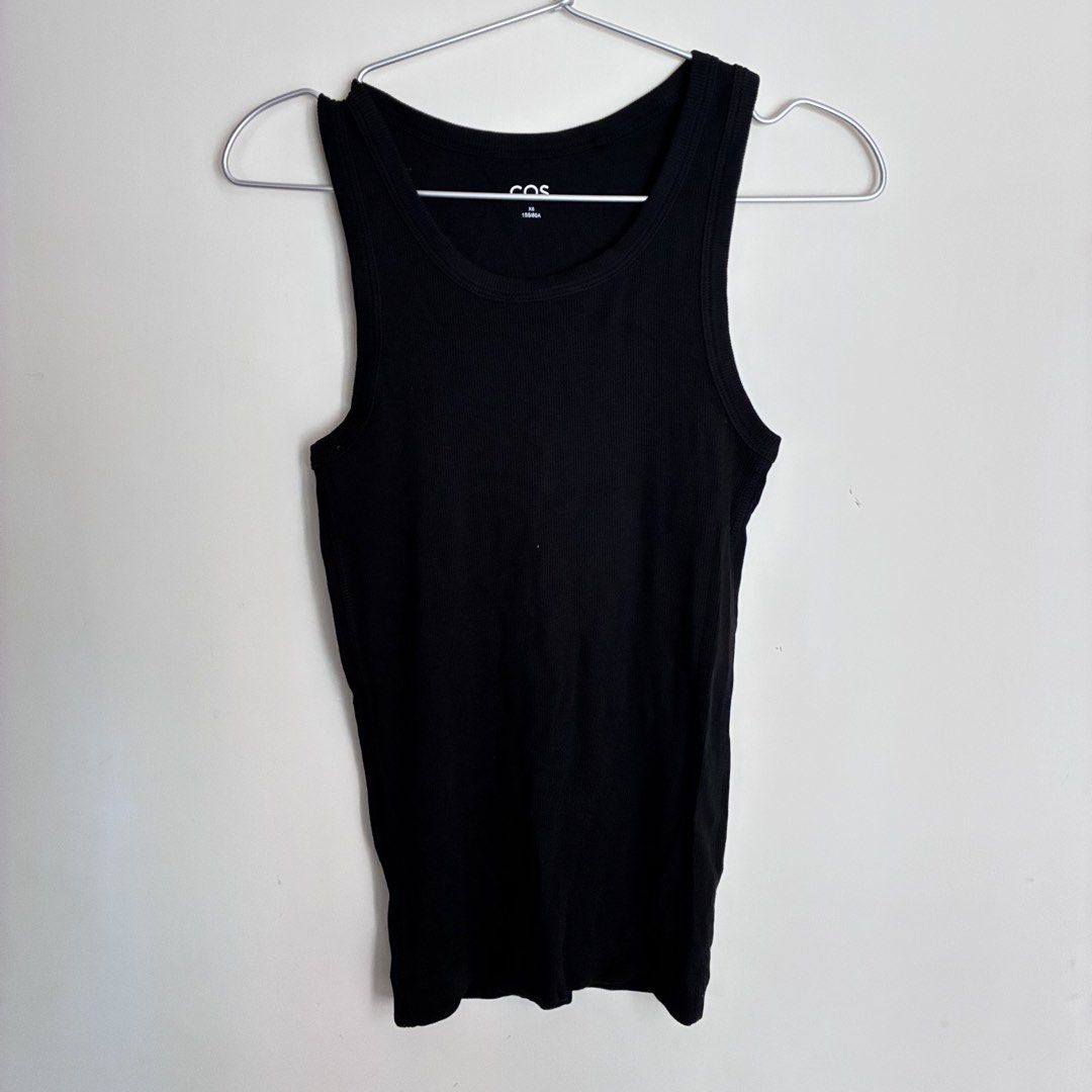 COS Black Ribbed Tank Top XS （分類：背心）位於 Hong Kong。 由 lalalaheyy 提交（商品編號 1447756646，圖片 1）。簡介： Minimalist racer back sports style. Sleek modern Black ribbed tank top from COS. Racerback style. Made from a comfortable stretch fabric. Size XS. Great basic piece for layering or wearing on its own. Easy to match with anything in your wardrobe.。